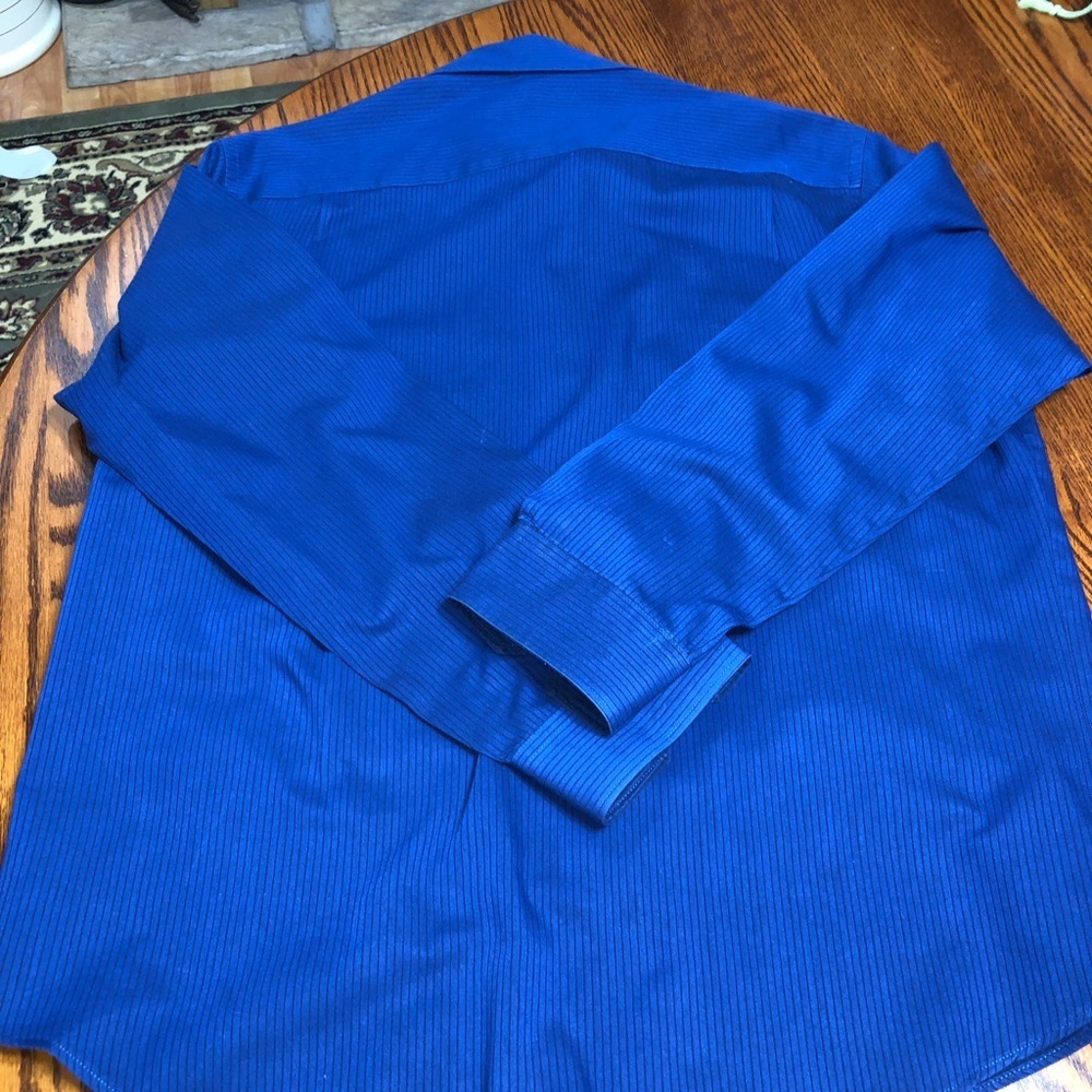VAN HEUSEN SIZE LARGE 16-16.5 NAVY BLUE PINSTRIPED LONG SLEEVE SHIRT IN EUC - Picture 4 of 4